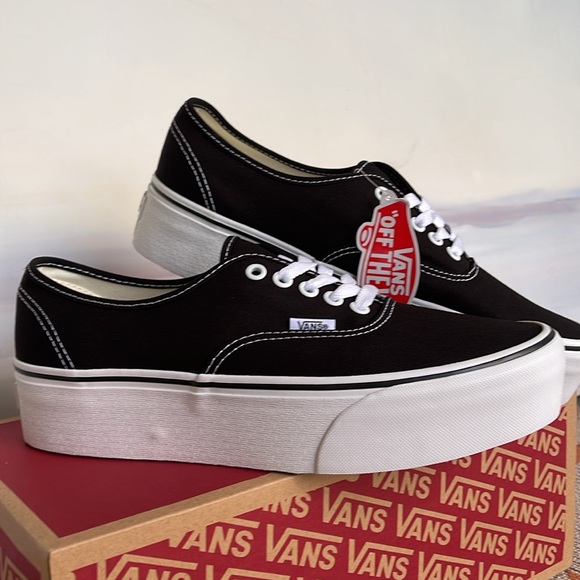 Vans Men’s Authentic Stacked
Canvas Black/True White
VN0A5KXXBMX
Platforms - Picture 6 of 16